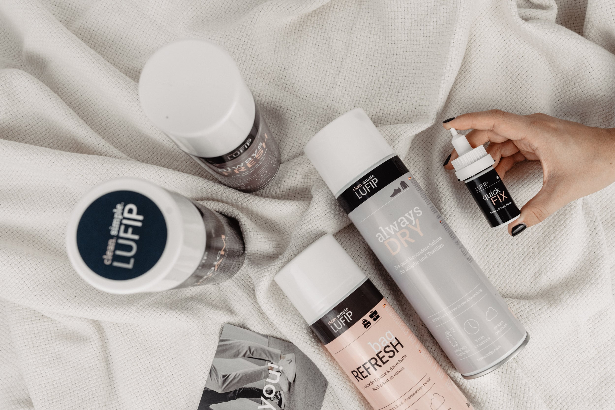 Übersicht über das gesamte Sortiment von Lufip-Reinigungsprodukten. Vielfältige Auswahl an Reinigungslösungen, darunter Magic Foam, Quick Fix, Always Dry, Always Fresh, Bag Refresh und weitere hochwertige Artikel, stilvoll präsentiert.